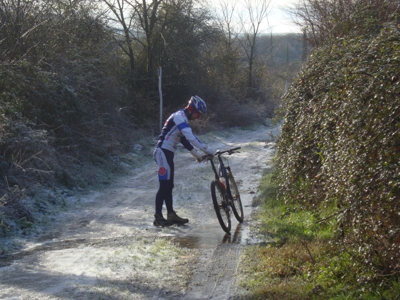 gal/2010/12 - Autunno Inverno 2010 - Le escursioni in MTB/Neve 18-19 dicembre/sul_ghiaccio_1.JPG